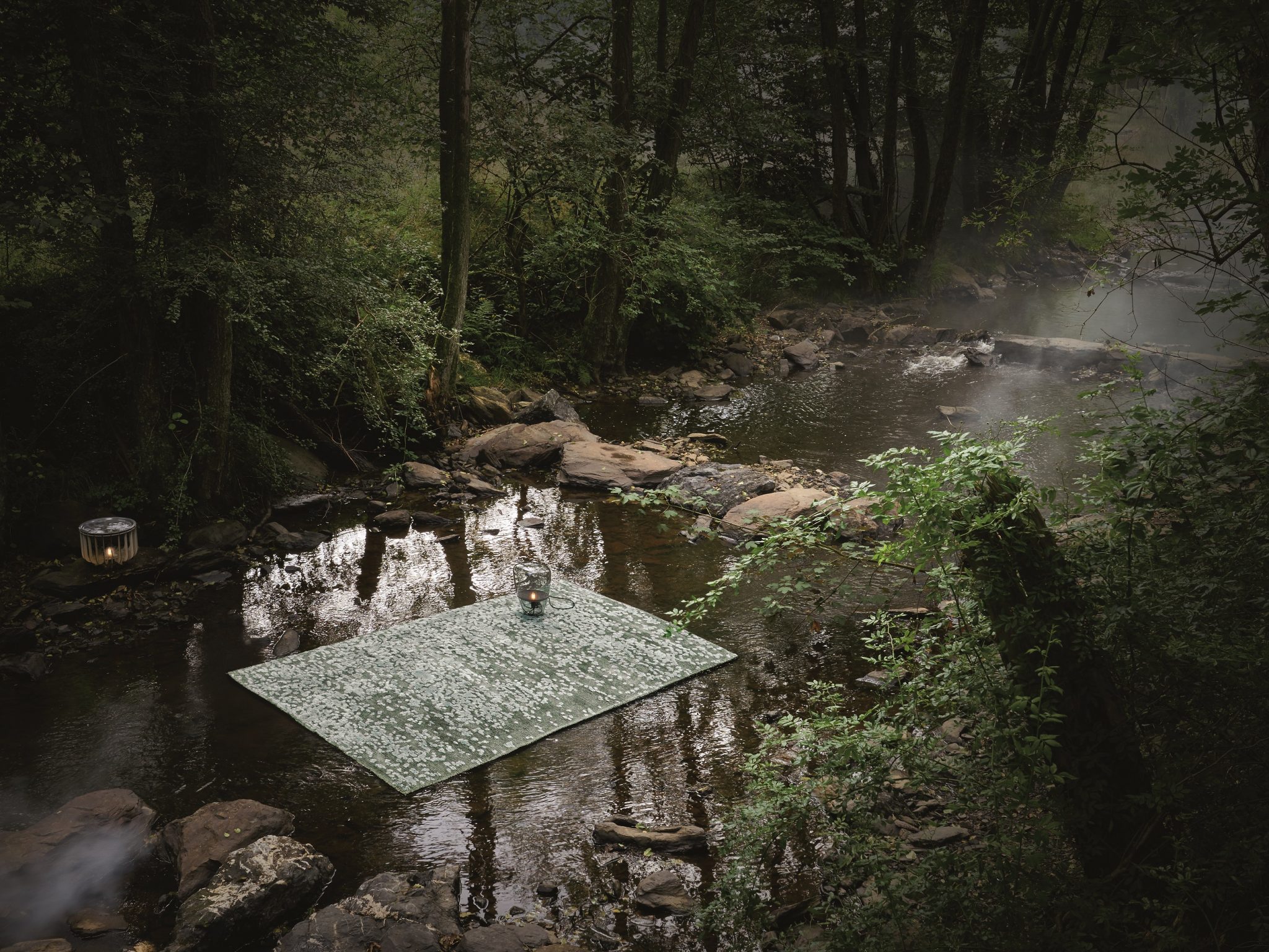 Laternen auf einem Teppich auf einem Fluss